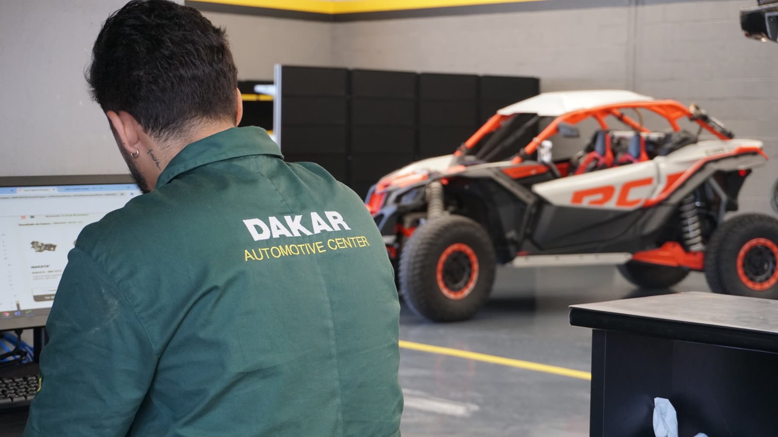 Técnico da Dakar em avaliação na bancada de diagnóstico