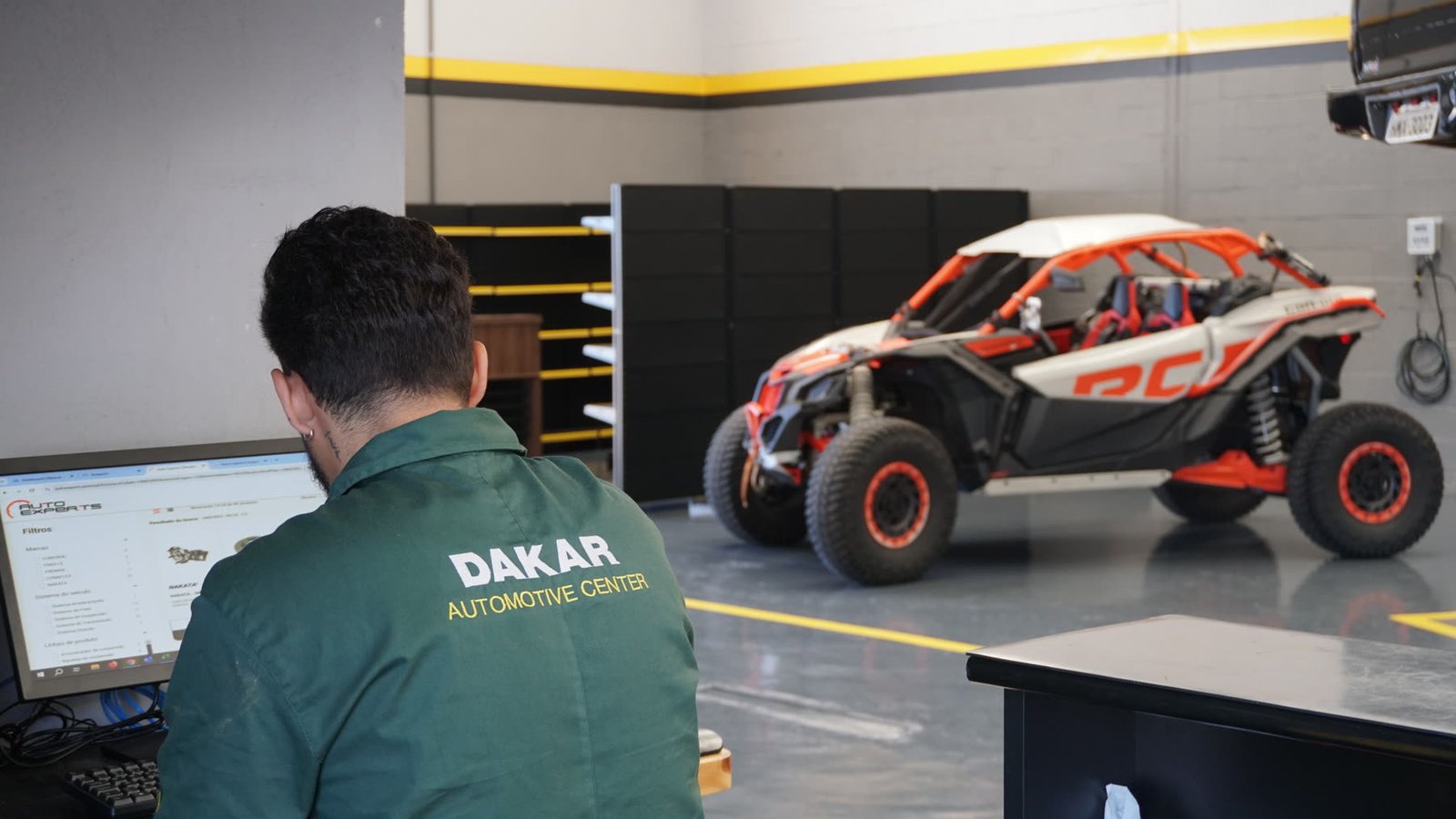 Técnico da Dakar na bancada de diagnóstico, em Araxá